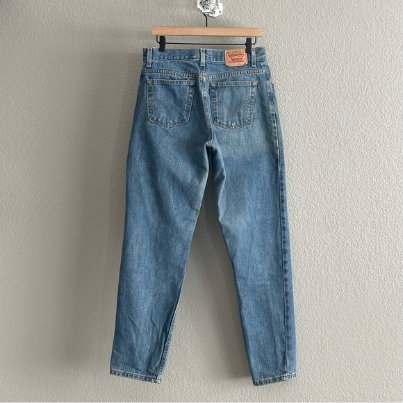 Levi's Women's Classic Straight Leg Denim Jeans - Picture 3 of 7